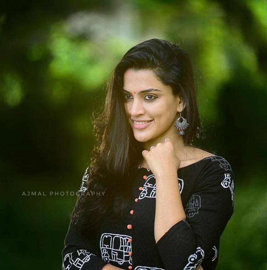 Vanditha Manoharan Age, Husband, Family, Movies, Biography 5 Actress Vanditha Manoharan Photos (6)