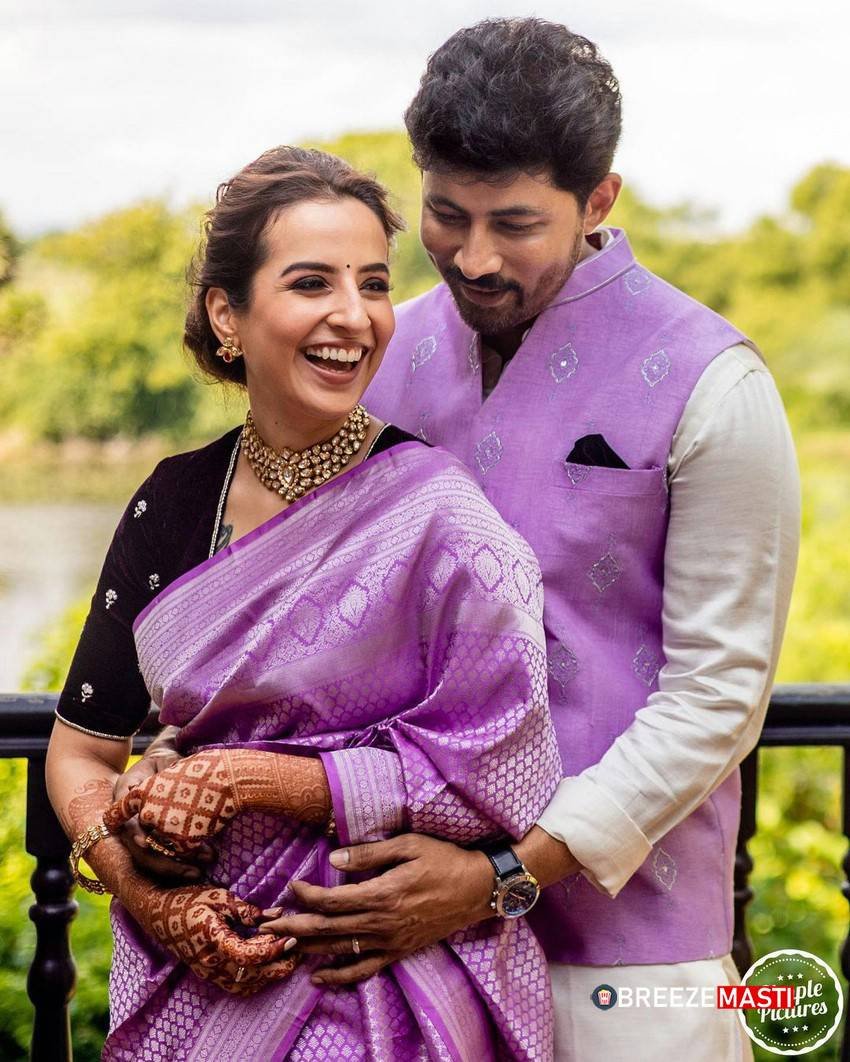 Amrutha Srinivasan Age, Wiki, Family, Movies, Biography 4 Amrutha Srinivasan With Husband Photos