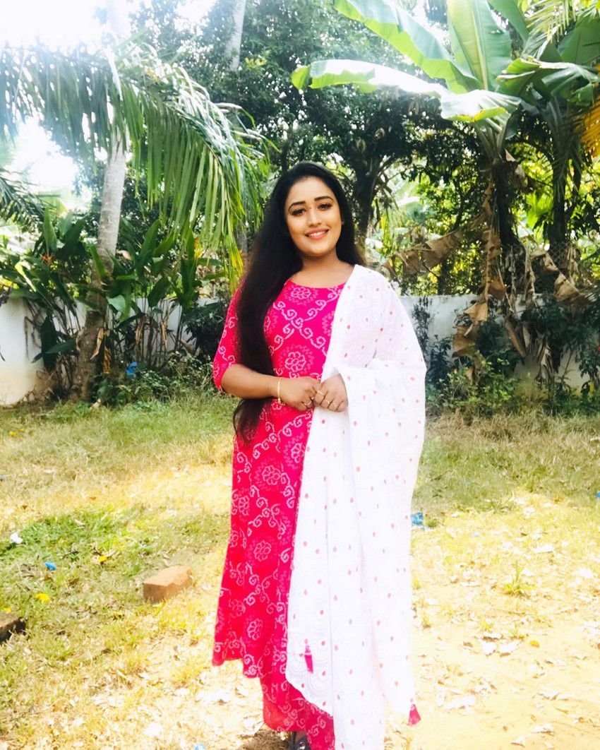 Anumol RS Age, Family, Husband, Serials, Biography 4 Anumol Rs (anukutty) Photos