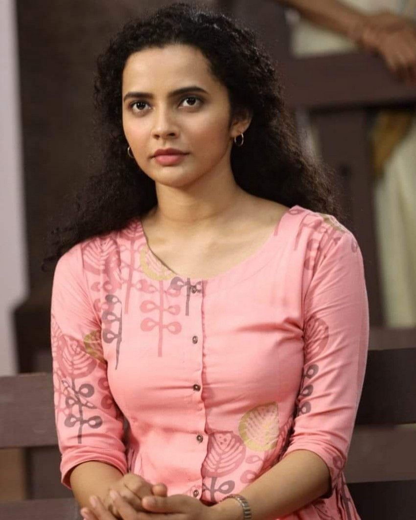 Athulya Chandra age, family, movies, biography, wiki 4 Athulya Chandra Actress Photos