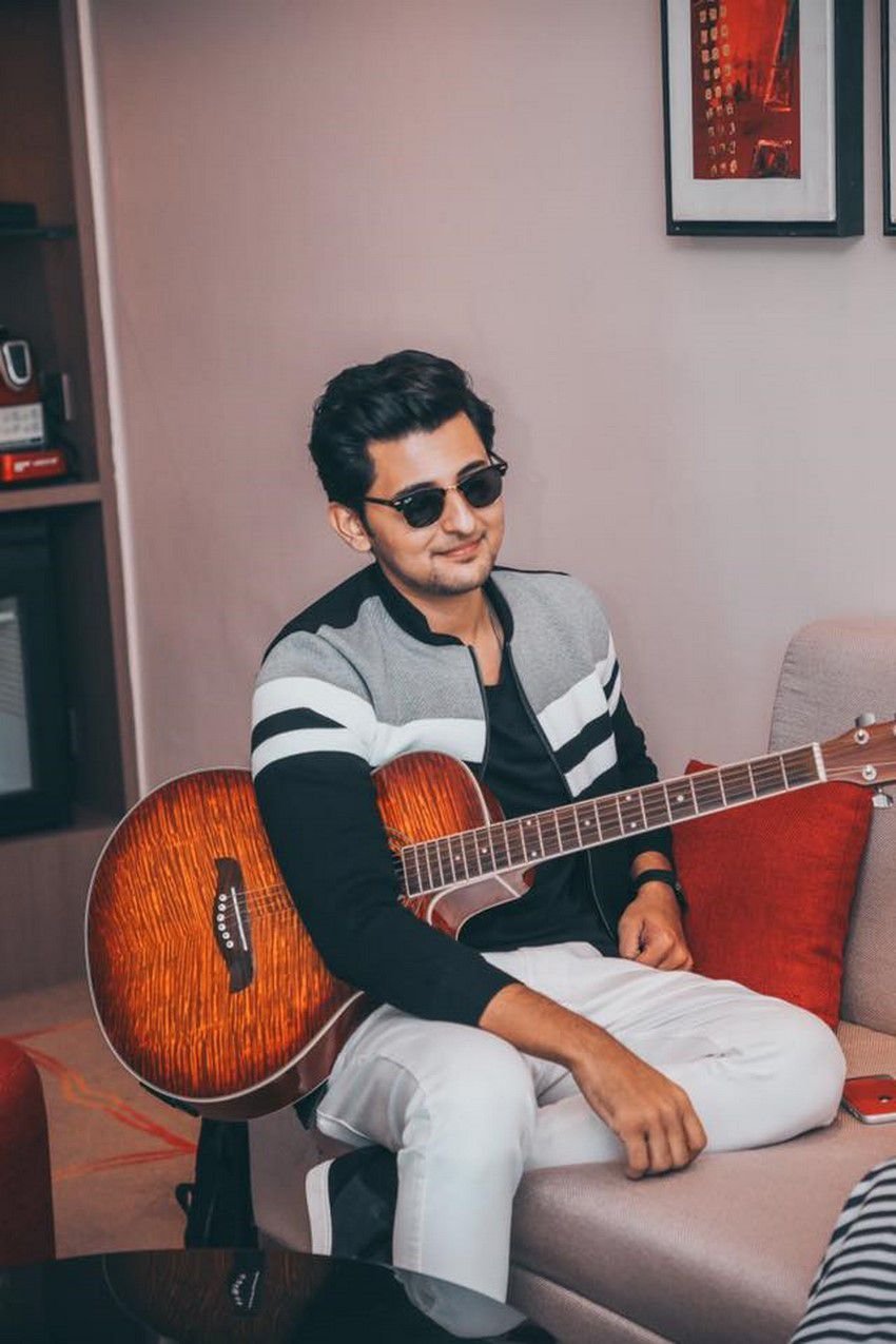 Darshan Raval (Singer) wiki, age, family, girlfriend, songs, biography 4 Darshan Raval Photos