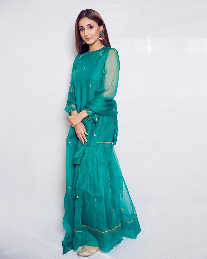 Dhvani Bhanushali Singer Images
