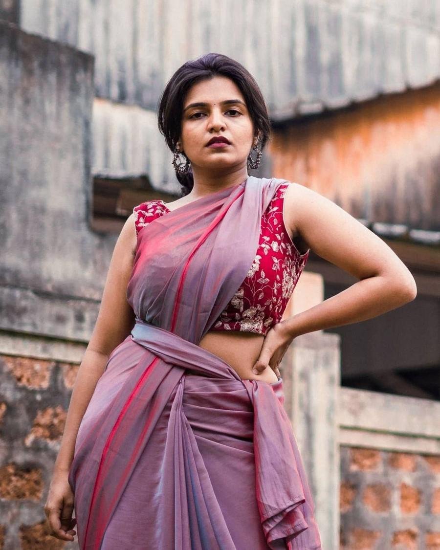 Drishya Dinesh age, family, husband, movies, biography 2 Drishya Dinesh Saree Stills