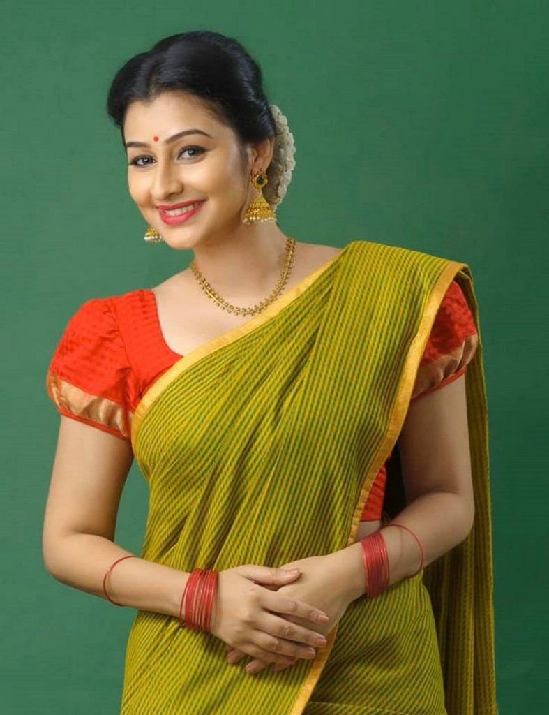 Gaadha Actress Age, Family, Husband, Movies, Biography 9 Gaadha Actress Saree Photos