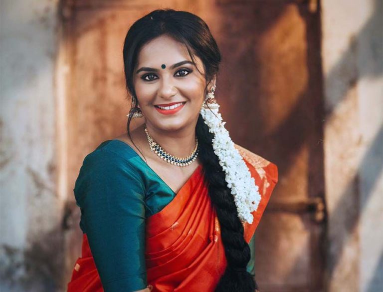 Lakshmi Priyaa Chandramouli Age, Family, Husband, Movies, Biography ...