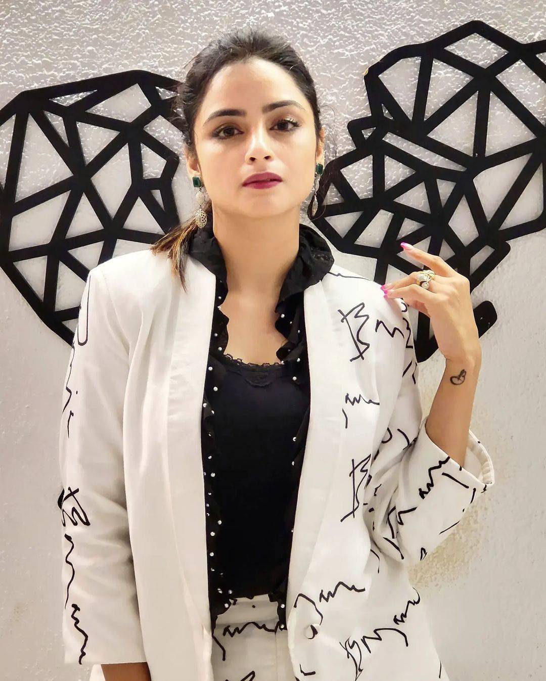 Madirakshi Mundle Actress Pictures