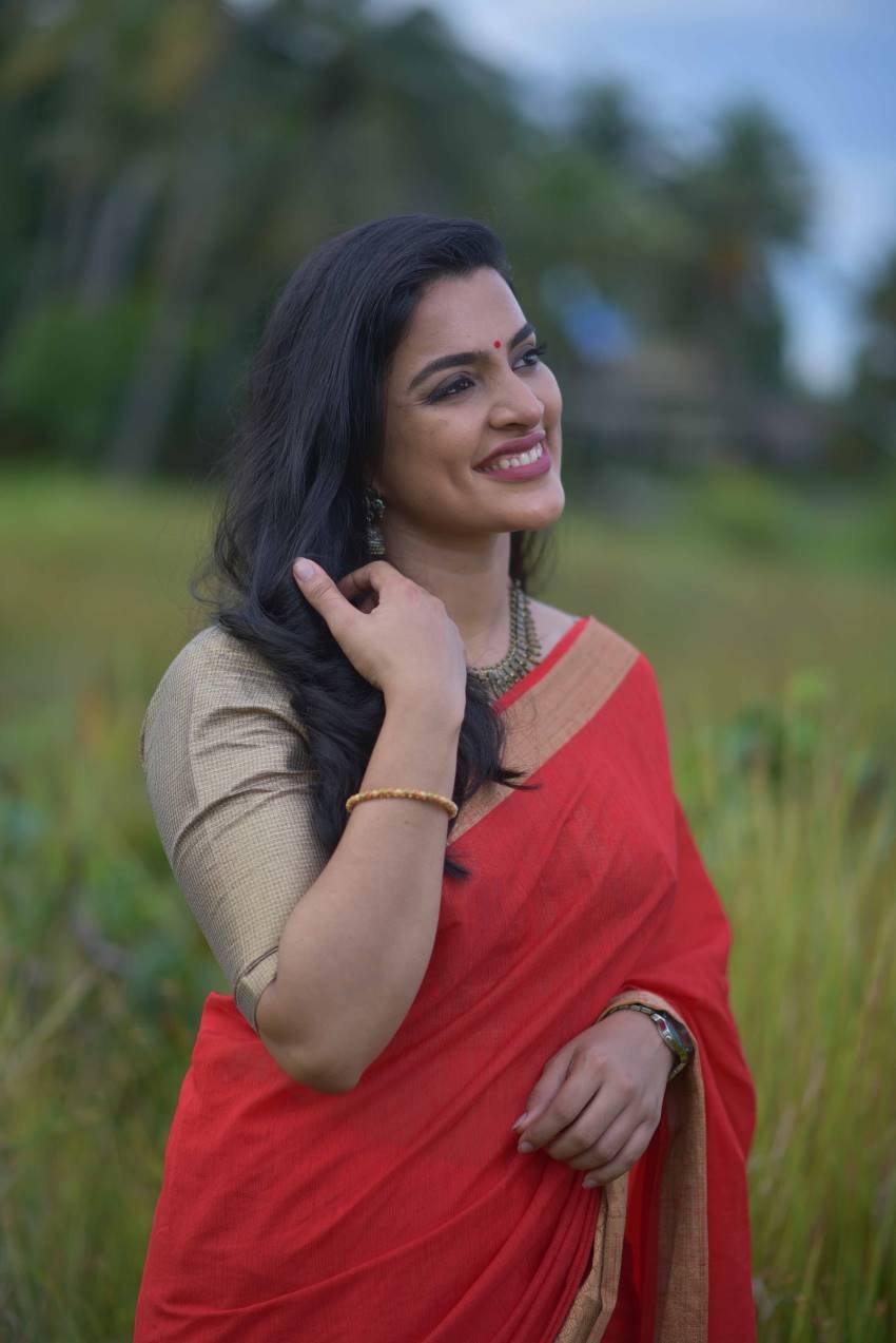 Vanditha Manoharan Age, Husband, Family, Movies, Biography 13 Malayalam Actress Vanditha Manoharan Saree Stills (6)