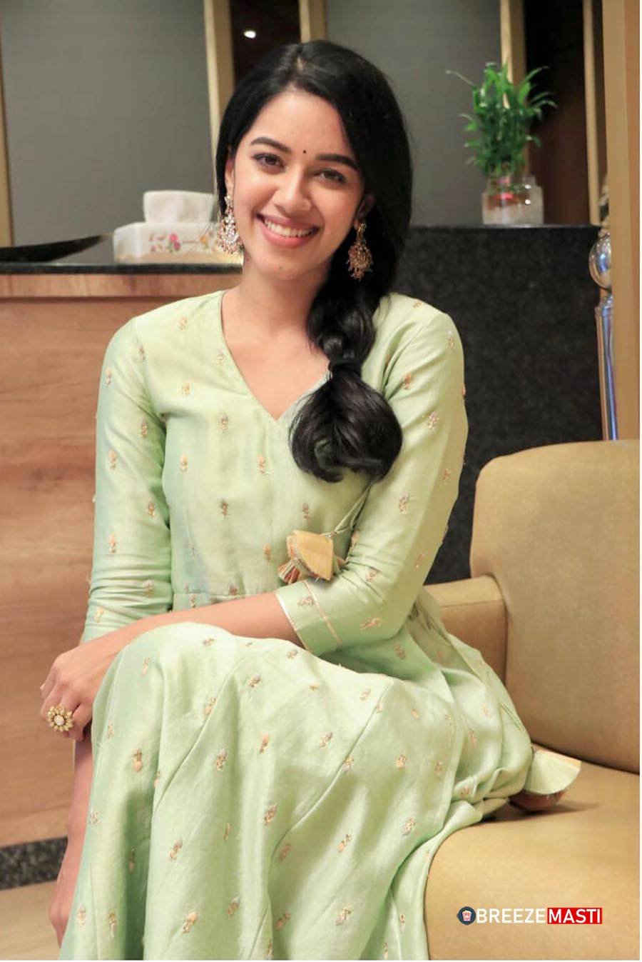 Mirnalini Ravi Actress Images