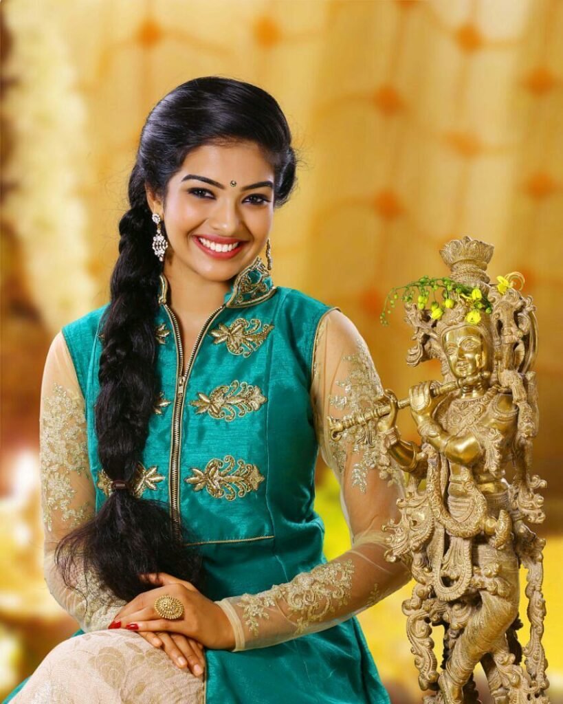 Monisha Arshak Images