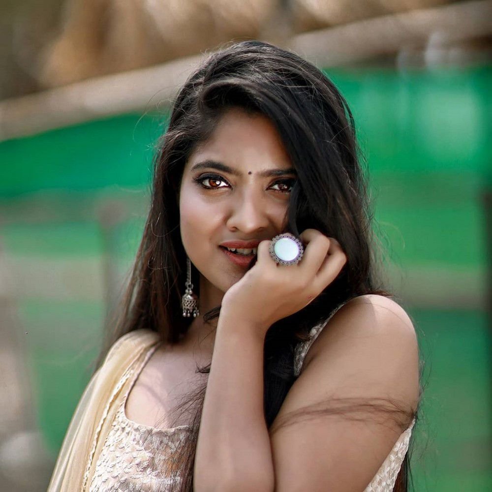 Nandana Varma Cute Photos (1)