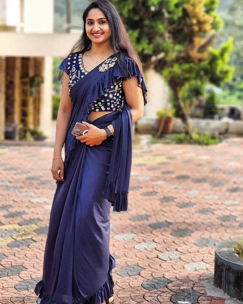 Niya Varghese actress saree photoshoot