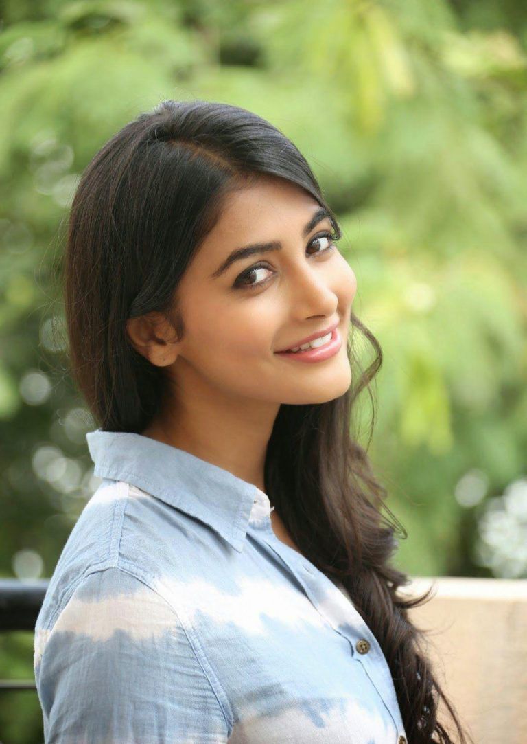 Pooja Hegde Age, Family, Husband, Movies, Biography - BREEZEMASTI