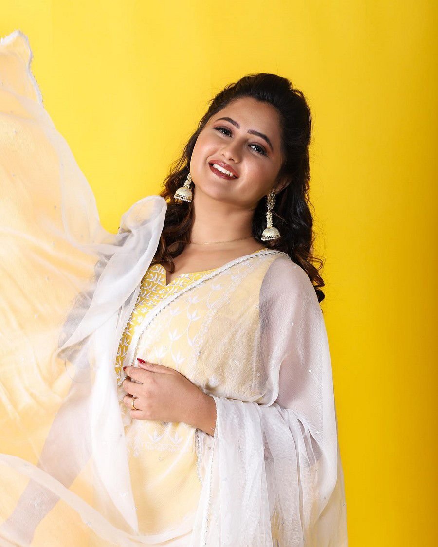 Rashami Desai Age, Family, Husband, Serial, Biography 4 Rashami Desai Actress Pictures