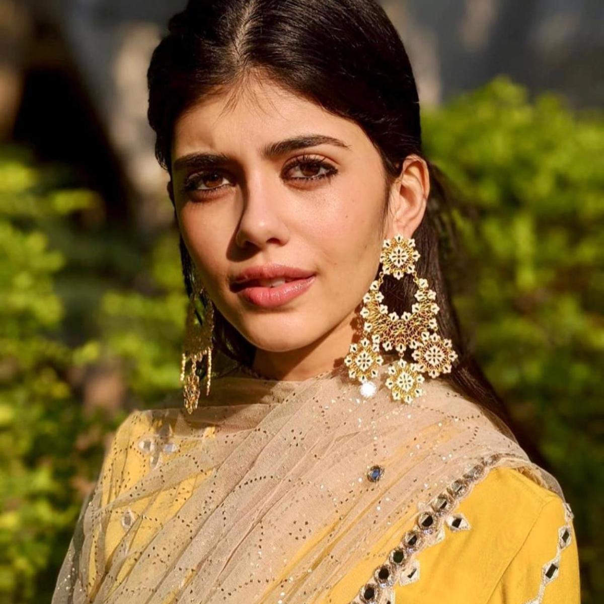 Sanjana Sanghi biography, age, wiki, family, movies & more ...