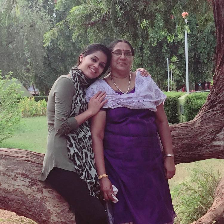 Sneha Unnikrishnan age, Wiki, family, movies, Biography 5 Sneha Unnikrishnan With Mother