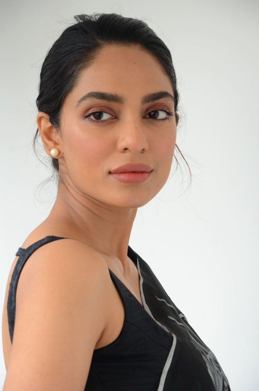 Sobhita Dhulipala Age, Family, Husband, Movies, Biography - BREEZEMASTI